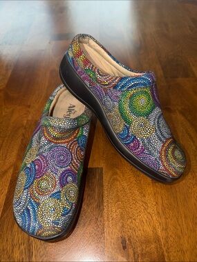 Alegria Multicolor Spiral Dot Clogs in Blue, Green, Yellow, Purple